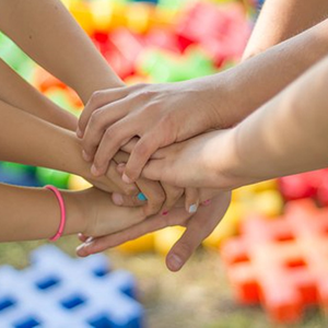 Viele Kinder legen ihre Hände ineinander